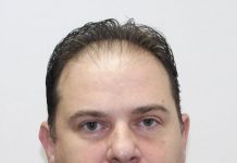 Владимир Панчевски со увид во предметите кои рачно им ги делел на судиите